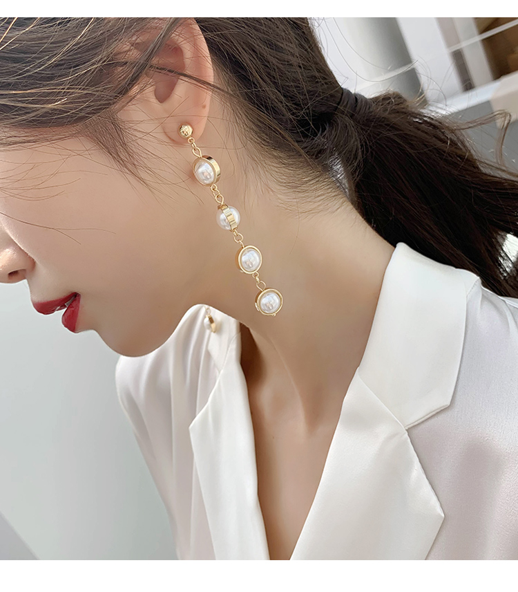 綁著頭發(fā)，戴上耳環(huán)(圖1)